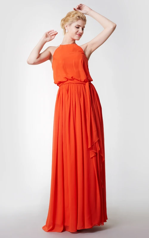 Ärmelloses, plissiertes Chiffonkleid mit hohem Kragen und Schärpe