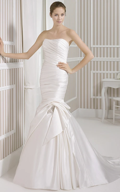 Robe de mariée longue sans bretelles, coupe trompette, en satin froncé, drapée et dos corset.