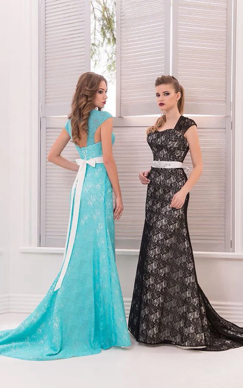 Robe fourreau à traîne Queen Anne, manches courtes, dentelle, perles, ceinture dos nu