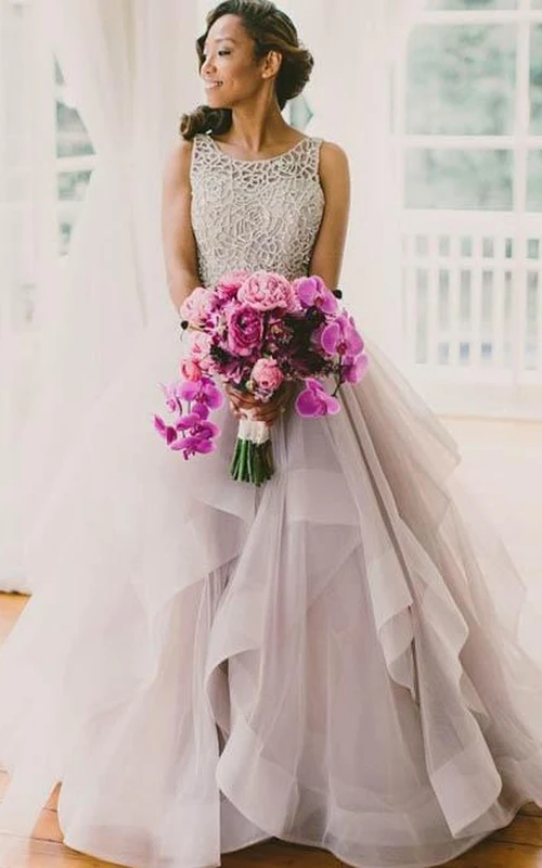 Robe sans manches en tulle trapèze à traîne et volants