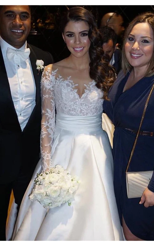 Vestido de novia de princesa con delicados apliques de encaje y manga larga