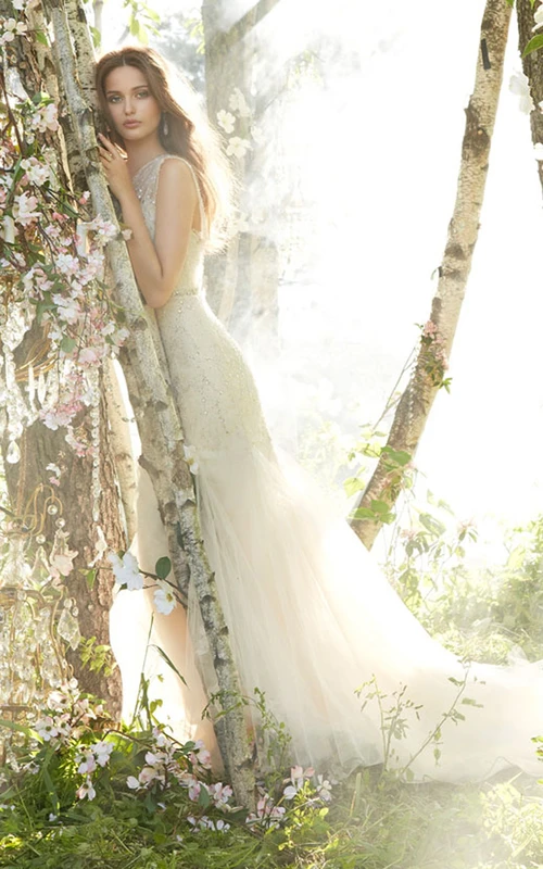 Vestido de novia único de tul bordado con cristales y cintura abalorios.