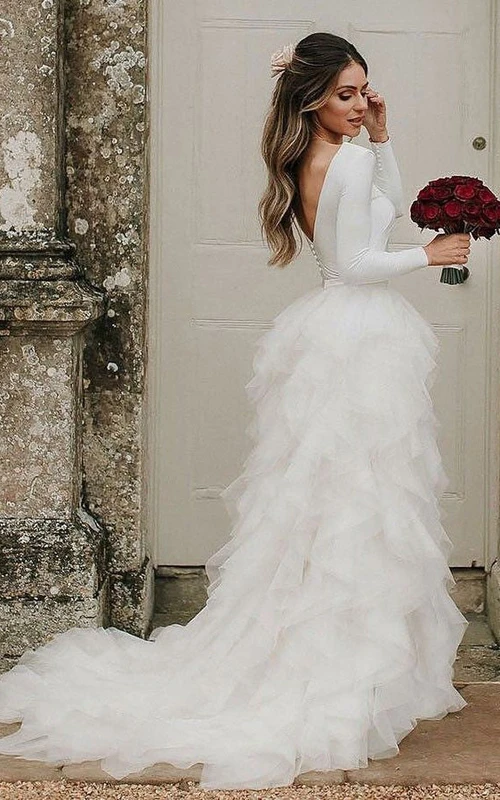 Robe de mariée vintage à col rond, manches longues, coupe empire, volants superposés et dos nu en V, décolleté plongeant, dos nu.