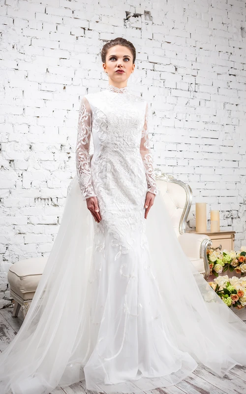 Vestido de novia de corte recto, cuello alto, manga larga, encaje y tul con apliques.