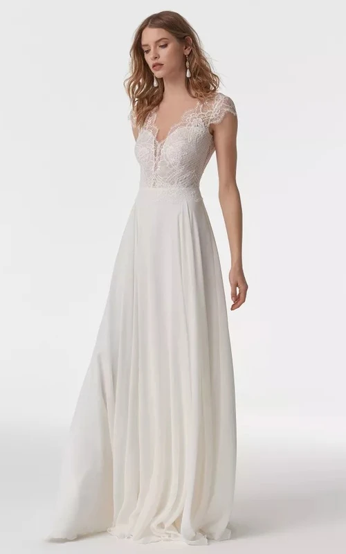 Elegante vestido de novia de gasa de corte A con mangas largas y escote ilusión, adornado con encaje.