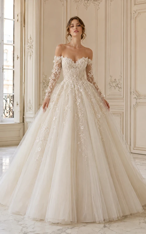 Robe de mariée de bal en dentelle florale festonnée à épaules dénudées et manches longues, traîne chapelle