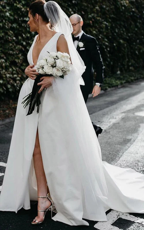 Schlichtes, elegantes, ärmelloses A-Linien-Brautkleid aus Satin mit V-Ausschnitt und vorderem Schlitz, ärmellos.