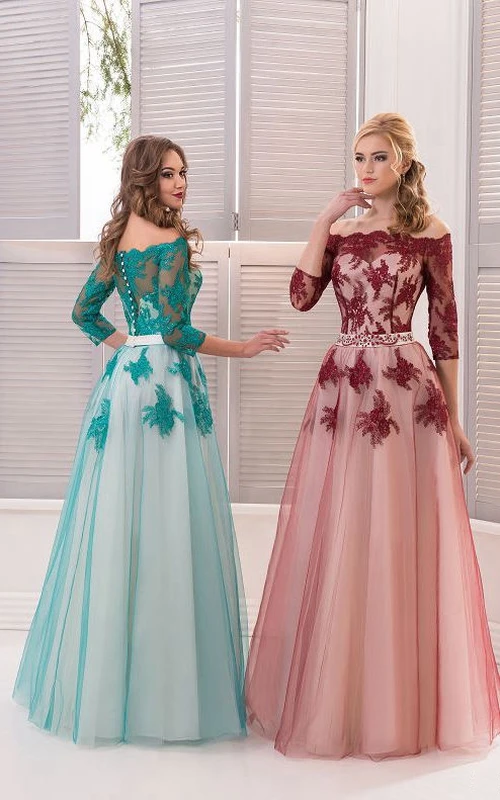 Robe trapèze longue à épaules dénudées, ornée de 3 appliques en tulle et de plis illusion