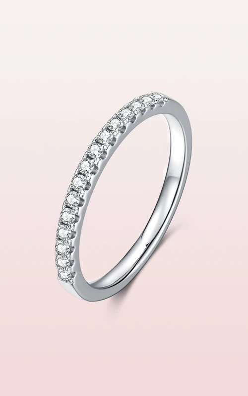 Zarte Eheringe aus 925er Sterlingsilber mit geteilter Krappenfassung