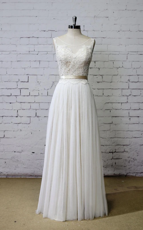 Robe de renouvellement de vœux trapèze en tulle et dentelle, col rond, plis et ceinture en satin.