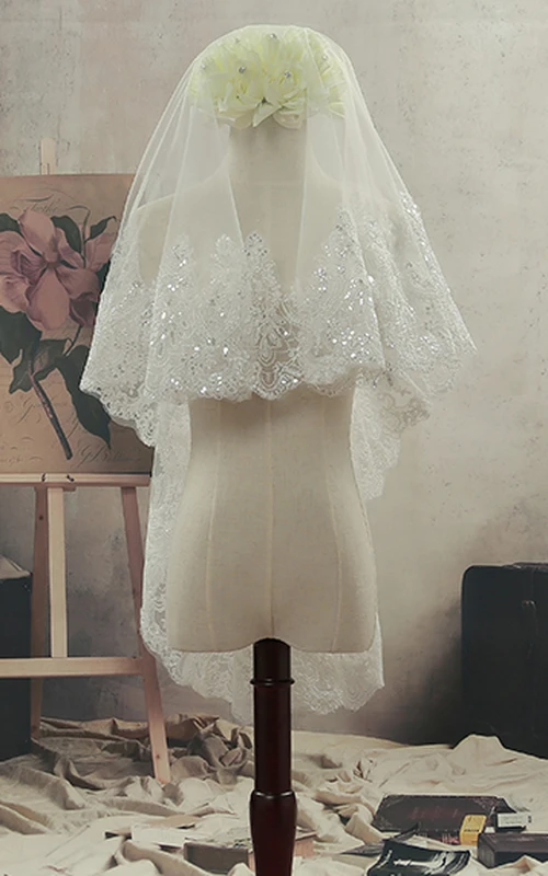 Voile de mariée court et simple en tulle, orné de perles et de dentelle, arrivant au bout des doigts.