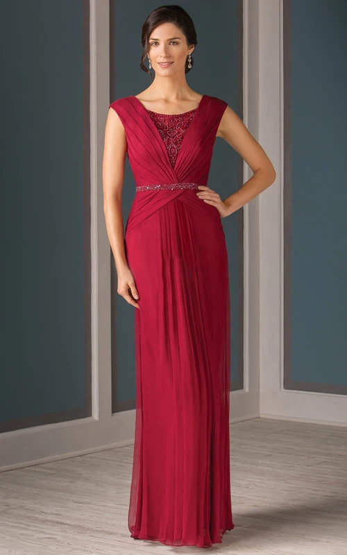 Langes, plissiertes Kleid mit kurzen Ärmeln und Kristall-Illusionsrücken für die Mutter der Braut