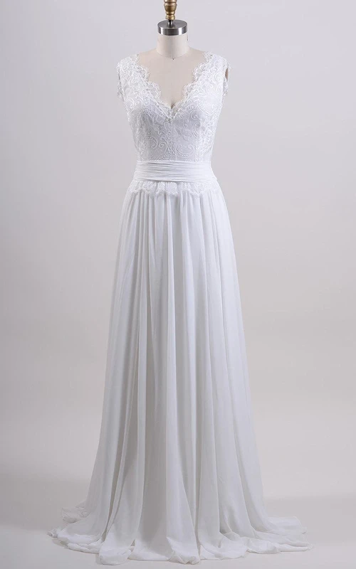 Vestido sin mangas de gasa y encaje con escote en V, falda plisada y lazo en la espalda.