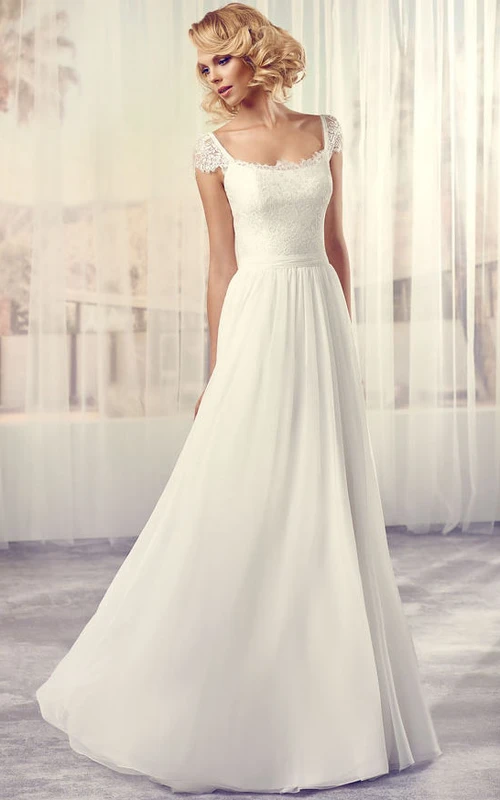 Vestido de novia sencillo de gasa con encaje, mangas cortas y escote cuadrado largo, espalda en V.