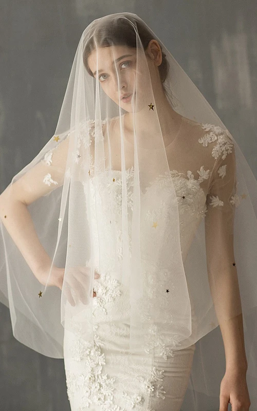 Voile de mariée romantique et doux à deux niveaux, longueur bout des doigts.