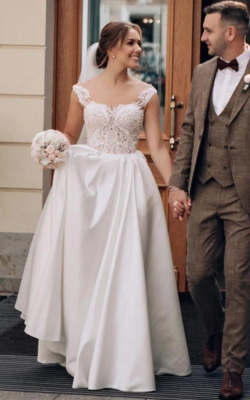 Robe de mariée décontractée en satin et dentelle, longue jusqu'au sol, coupe trapèze, sans manches, avec traîne.
