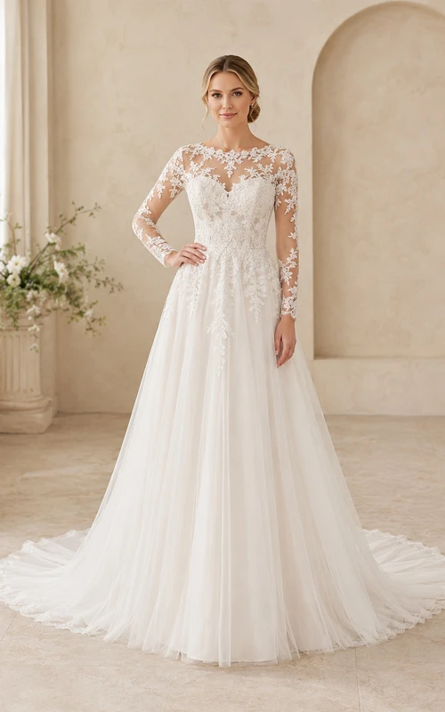 Robe de mariée en dentelle et tulle, coupe trapèze, col rond, manches longues et traîne chapelle.