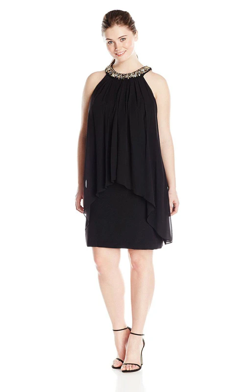 Vestido de gasa de cuello alto con escote adornado con joyas.