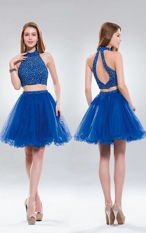 Robe deux pièces trapèze courte à col montant sans manches en tulle avec découpe en forme de goutte, ornée de perles et de volants
