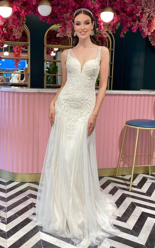 Ärmelloses, tailliertes Brautkleid im Boho-Stil mit Applikationen aus Spitze und Tüll mit Hofschleppe