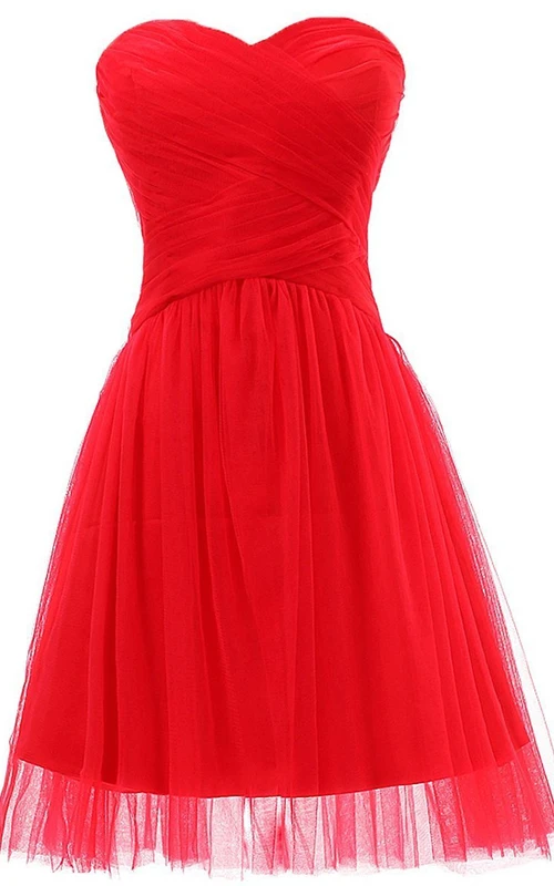 Kleid mit herzförmigem Herzausschnitt und baskischer Taille sowie Tüllüberwurf