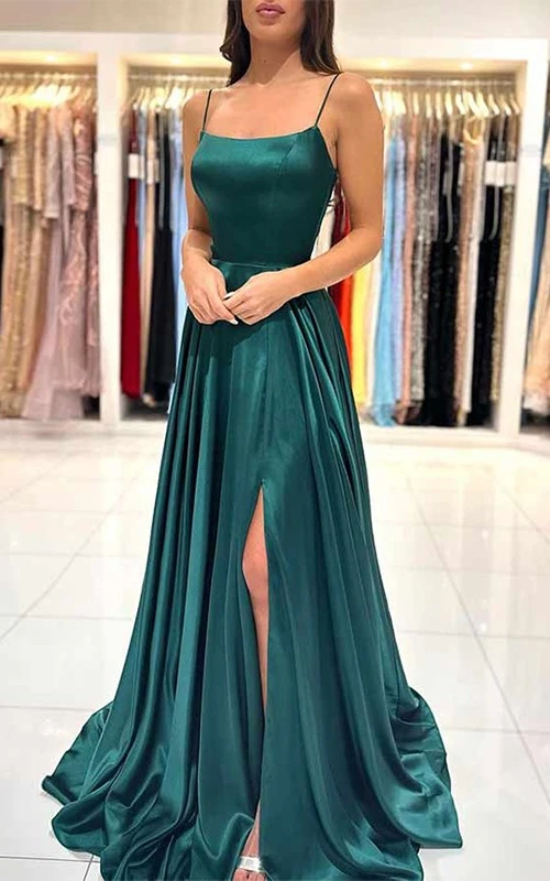 Vestido de fiesta sencillo de satén verde con tirantes finos, corte en A y abertura frontal.