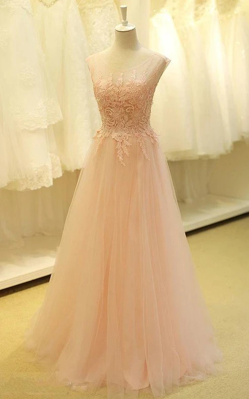 Wunderschönes, farbiges Tüll-Abendkleid mit kurzen Ärmeln und Spitzenapplikationen