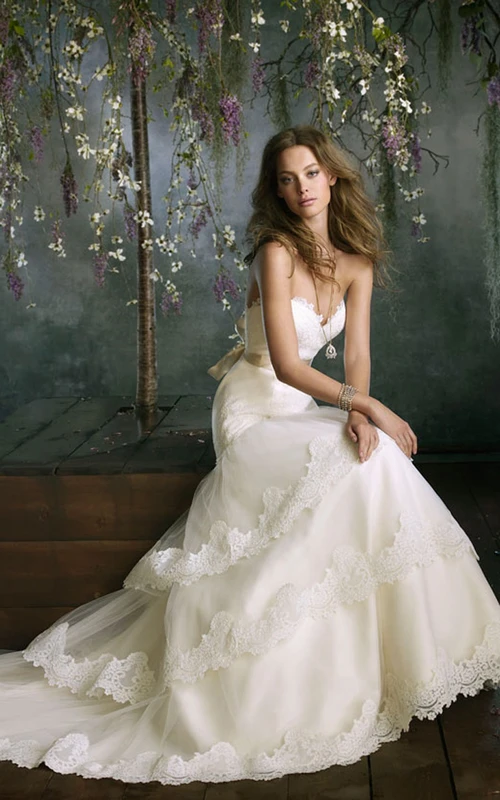 Magnifique robe en tulle à volants avec décolleté en cœur et applications de dentelle