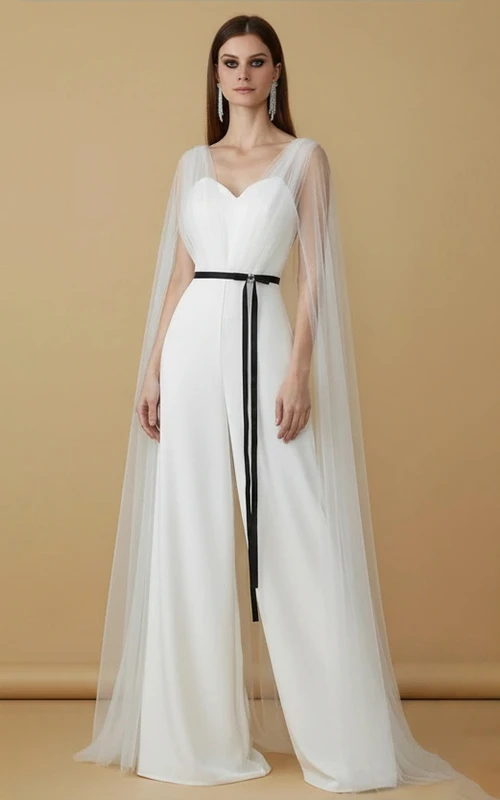 Combinaison de mariage sans manches à col en V et jambes larges avec cape en tulle