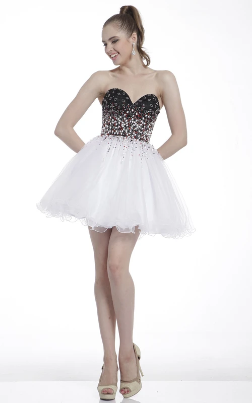 Minivestido sin mangas con escote corazón, corte en A, abalorios y volantes.