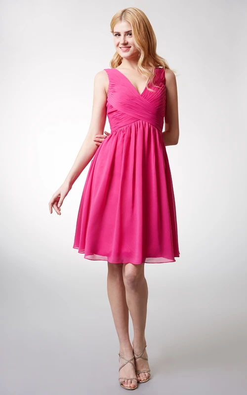 Elegantes, oben gerafftes Chiffonkleid mit V-Ausschnitt in A-Linie, fließender Schnitt
