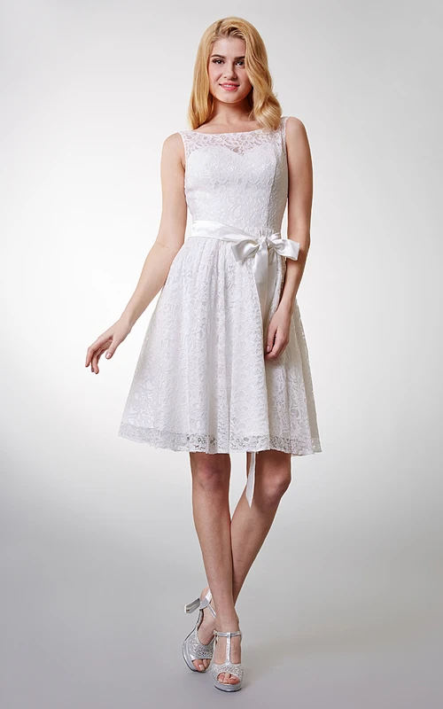 Precioso vestido corto de encaje sin mangas con lazo.