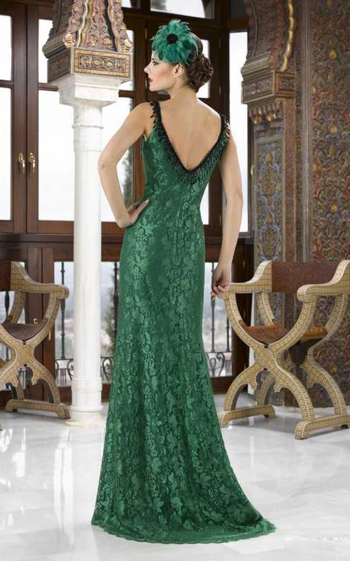 Vestido de encaje sin mangas con tirantes y apliques para la madre de la novia con cola de cepillo