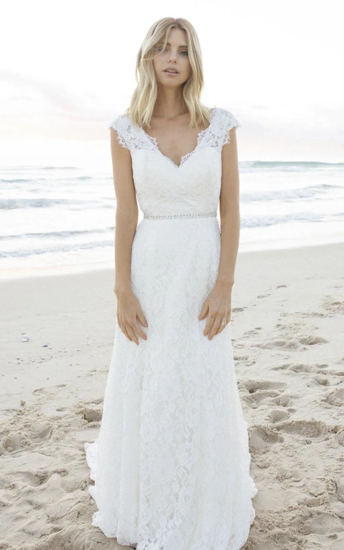 Vestido de novia elegante de corte A estilo bohemio con encaje, mangas cortas, escote en V y abertura en forma de ojo de cerradura.