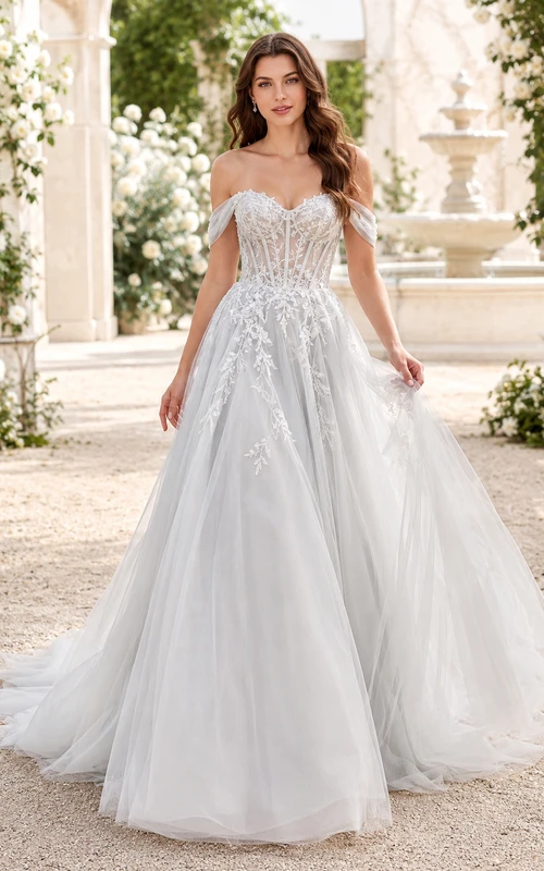 Robe de mariée champêtre en tulle et dentelle gris clair, épaules dénudées, corset, coupe trapèze.