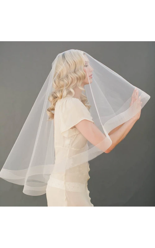 Voile de mariée simple en tulle souple arrivant aux coudes