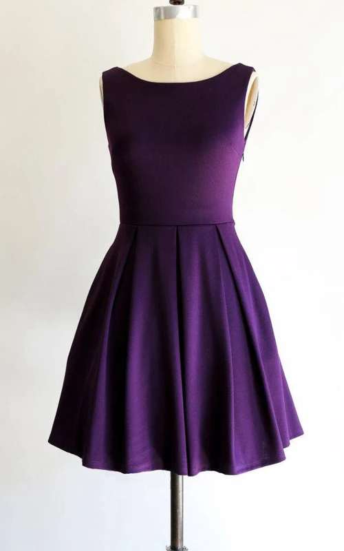 Vestido largo hasta la rodilla de jersey plisado con escote barco, sin mangas, corte en A y lazo, color morado.