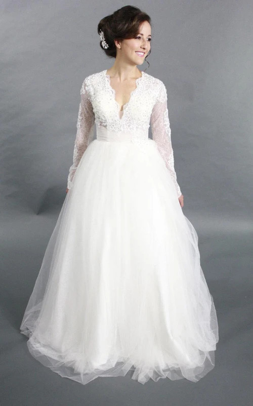 Robe de renouvellement de vœux en tulle à col en V et manches longues avec corsage en dentelle