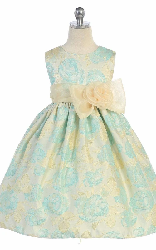 Robe de demoiselle d'honneur mi-longue en organza et satin à fleurs, ornée d'un nœud et d'un ruban.