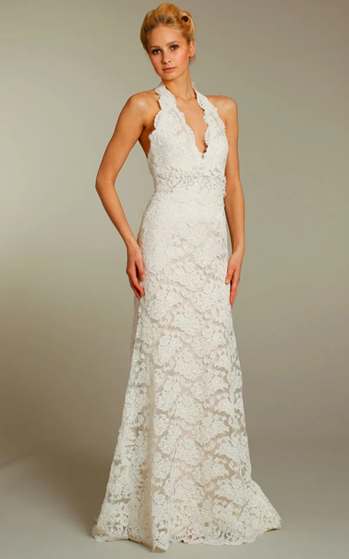Fabuloso vestido de encaje con escote halter y cintura adornada con flores.
