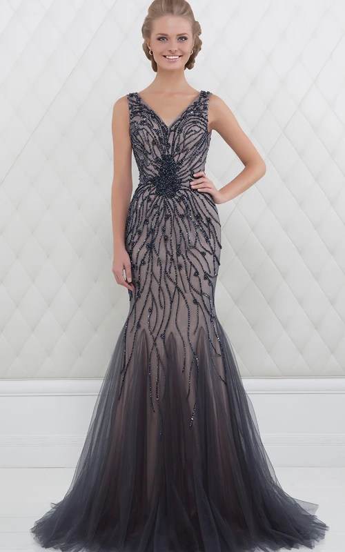 Robe de bal sirène sans manches en tulle plissé, col en V et ornée de cristaux