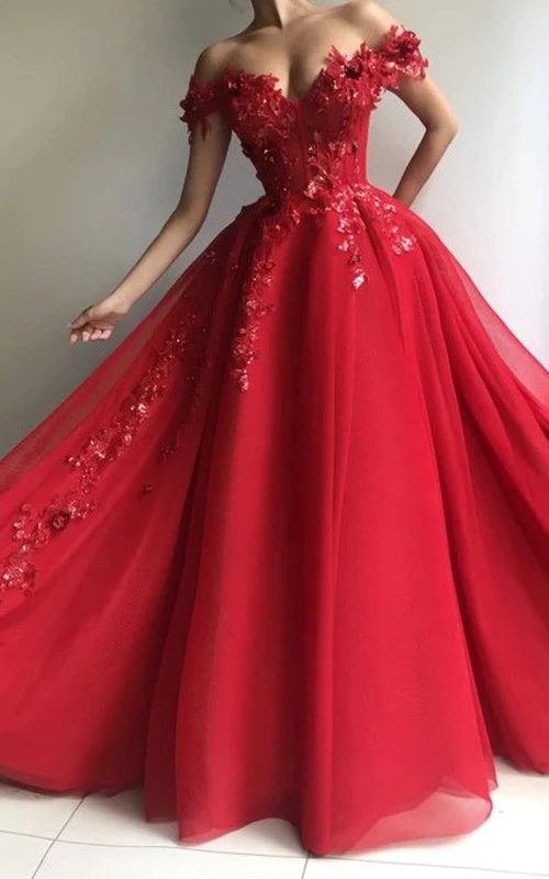 Robe de bal rouge en tulle, coupe trapèze, épaules dénudées, ornée d'appliqués de dentelle.