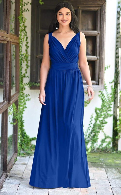 Robe de demoiselle d'honneur décontractée en mousseline de soie, coupe trapèze, sans manches, col en V et longueur au sol, ornée de fronces.