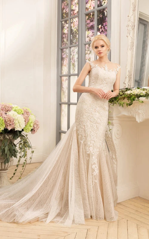 Robe fourreau longue en tulle illusion, manches bateau, ornée d'appliques et de plis