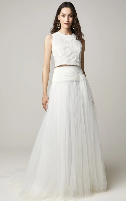Vestido de novia bohemio de dos piezas estilo barco con falda de tul y fajín.