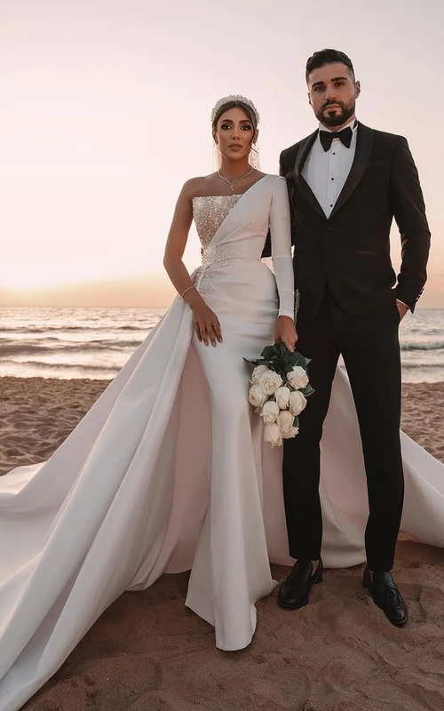 Glamouröses, einseitig schulterfreies Brautkleid aus Satin mit perlenbesetztem Oberteil und Überrock