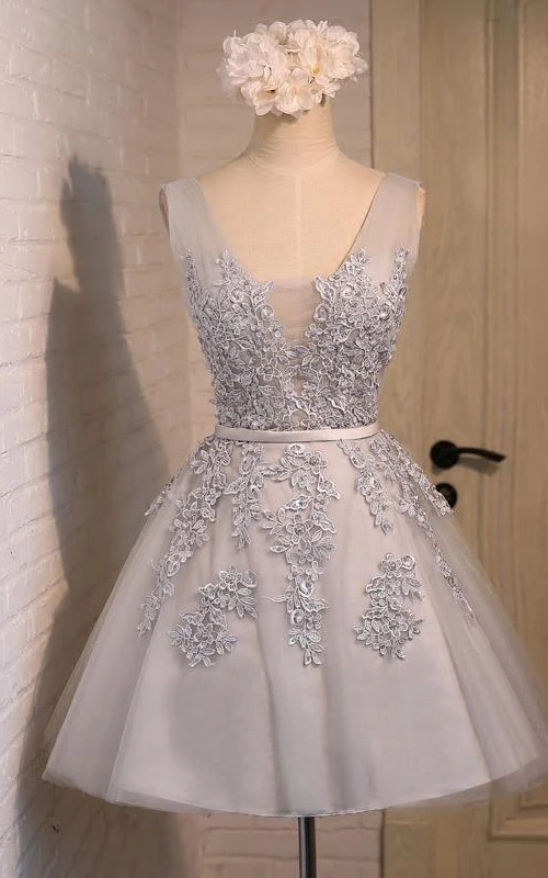 Robe courte en tulle et dentelle à col V ornée de nœuds et d'appliqués de perles