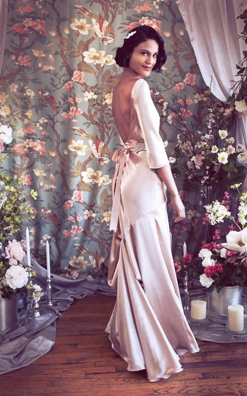 Robe de mariée vintage en satin, manches 3/4, dos nu plongeant en V, ornée de cristaux, coupe bateau.