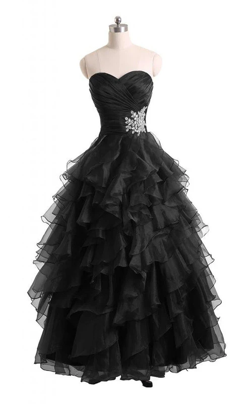Vestido de corte A con escote corazón, volantes escalonados y detalles de pedrería.