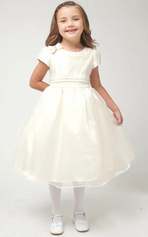 Robe de demoiselle d'honneur en organza et satin, longueur thé, manches courtes et nœud.